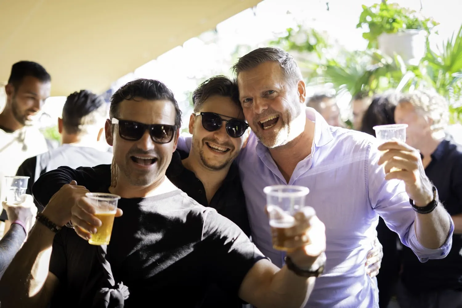 De live-DJ van de Business Garden