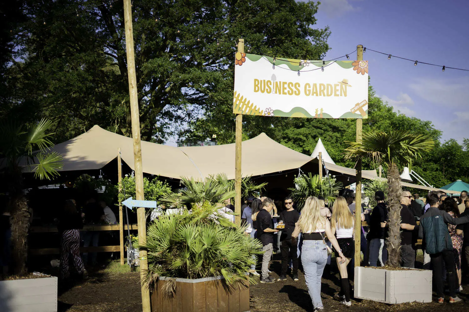 Netwerkgesprek met een drankje in de Business Garden