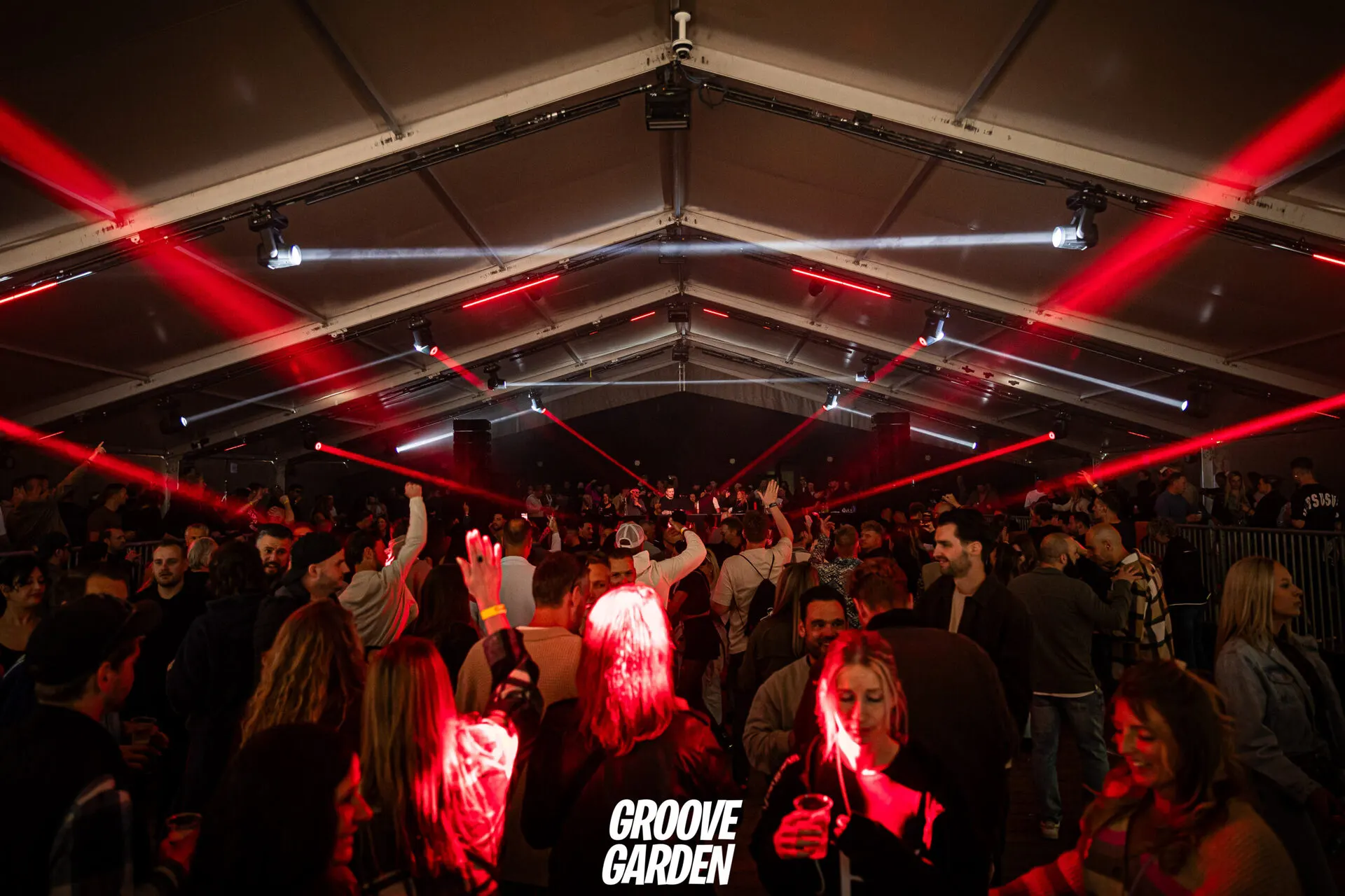 Confetti boven het publiek tijdens Groove Garden Festival 2026