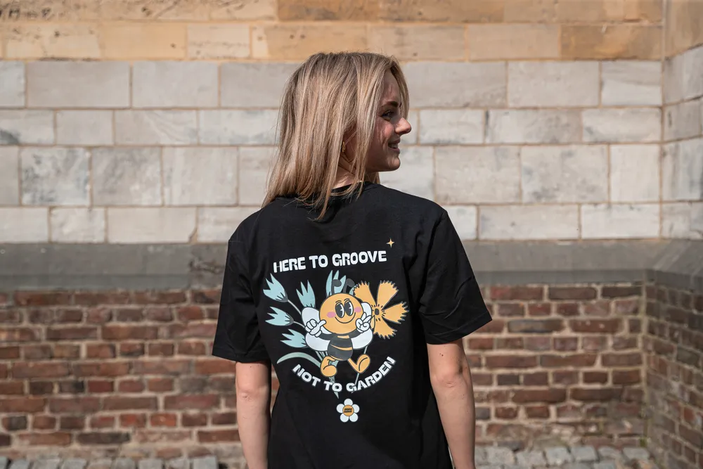 Festival tees bij de merchandisestand van Groove Garden
